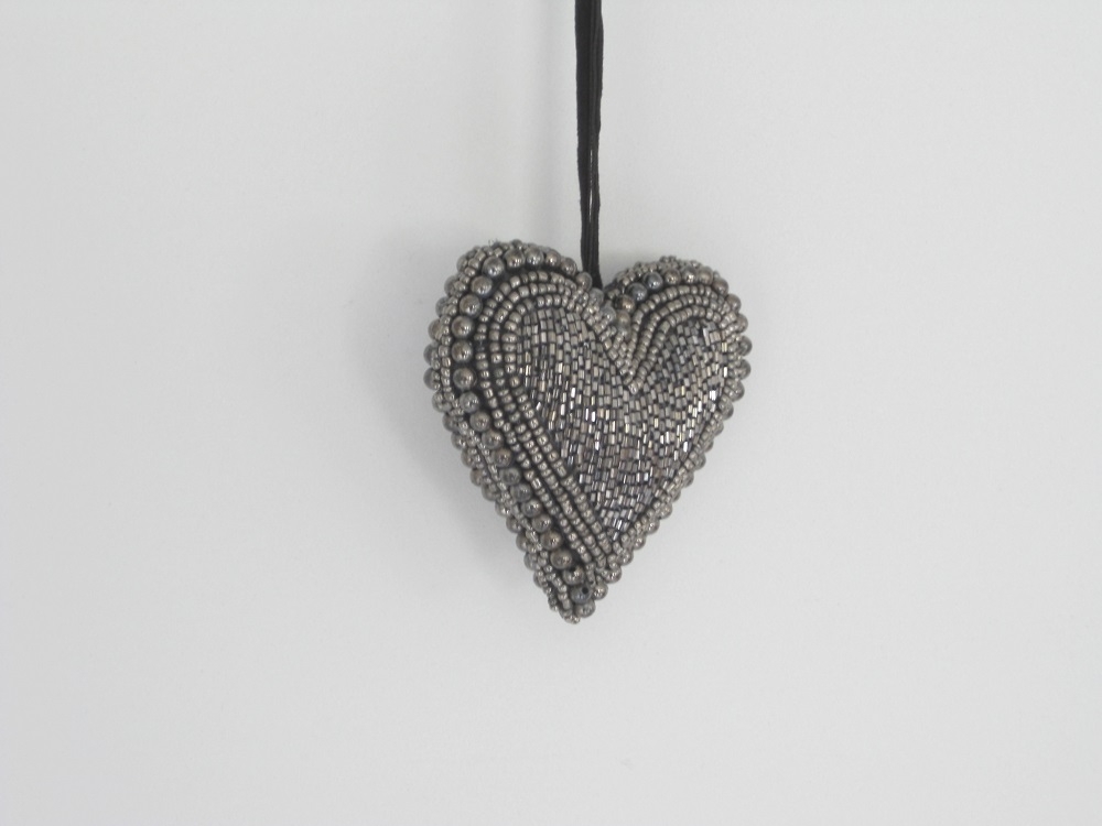 Kissen Herzform Perlen schw. 9x9cm ca.3cm dick 00198411