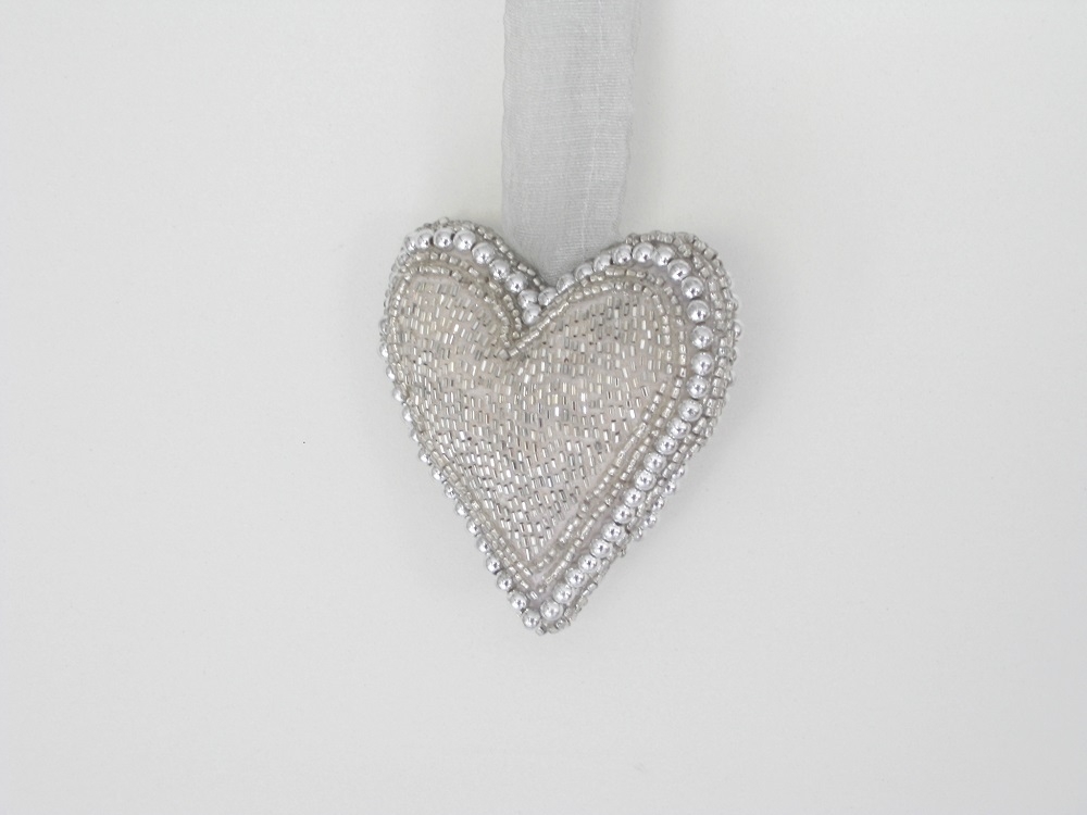 Kissen Herzform Perlen silb. 9x9cm ca.3cm dick 00198493