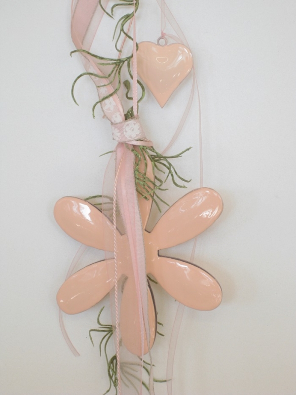 Metall-Blumen-Mobile mit Baendern und Herzen