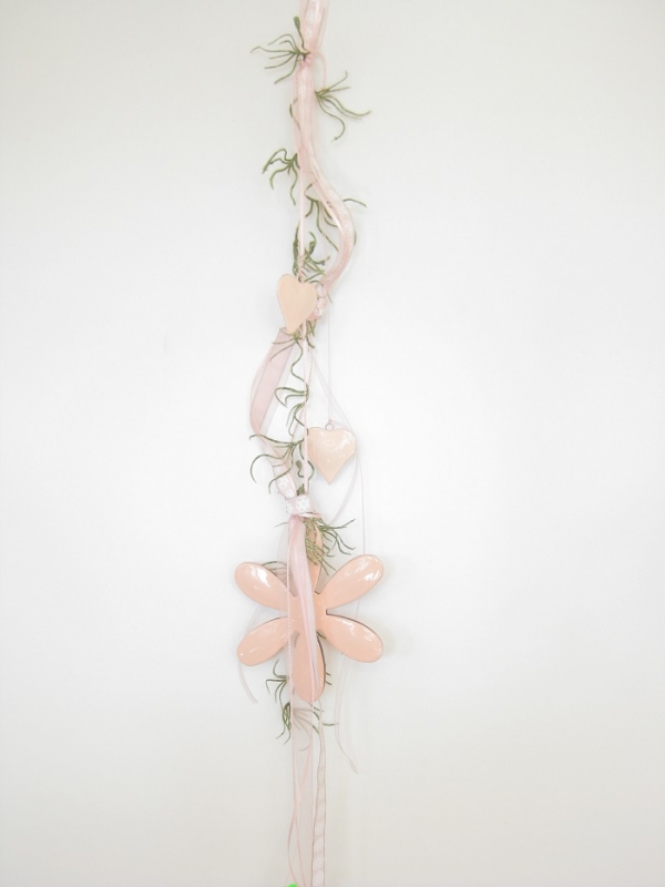 Metall-Blumen-Mobile mit Baendern und Herzen
